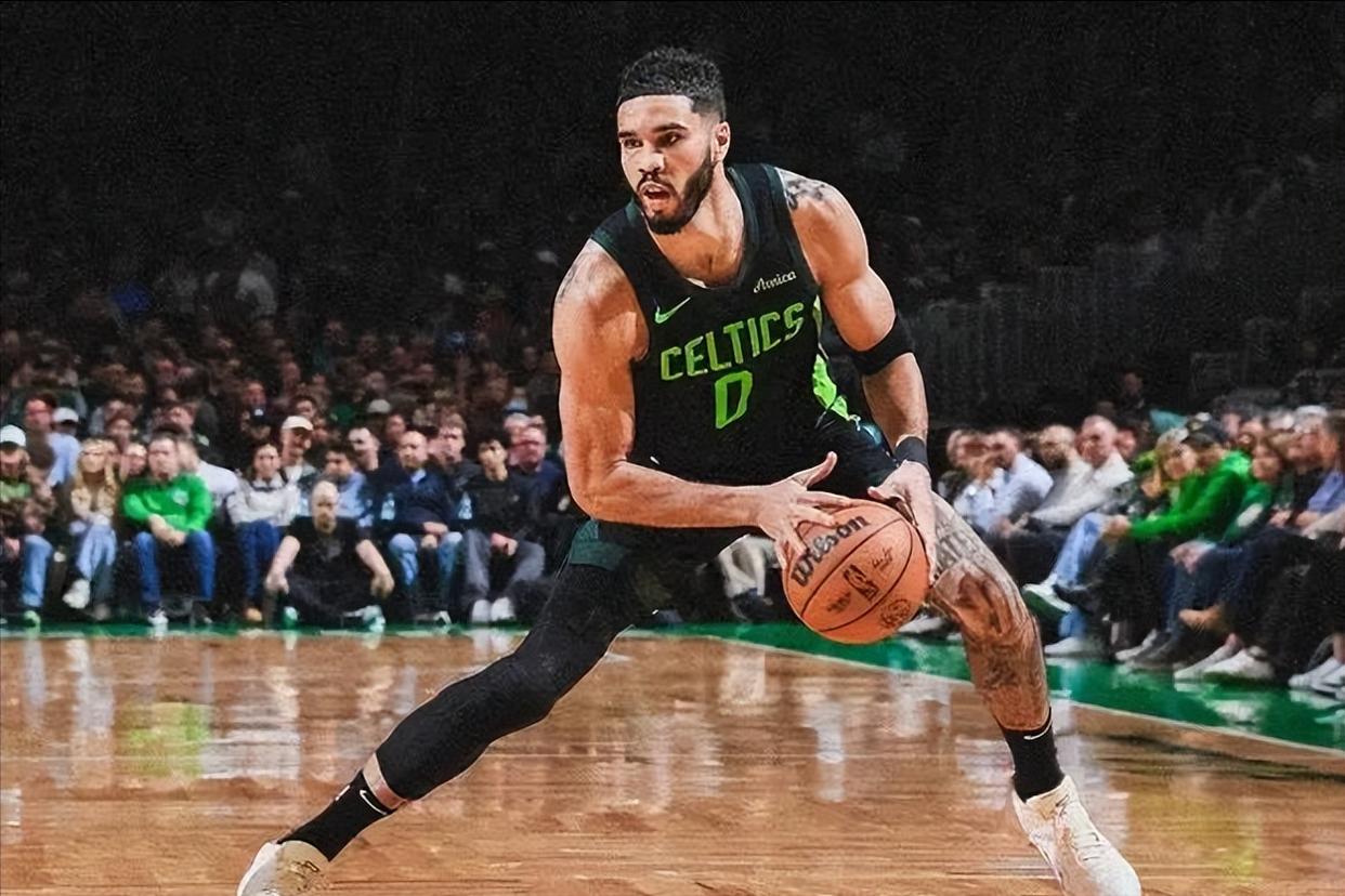 体育直播-塔图姆官方宣布出色防守新规，掘金引发争议！赛场气氛高涨-体育直播